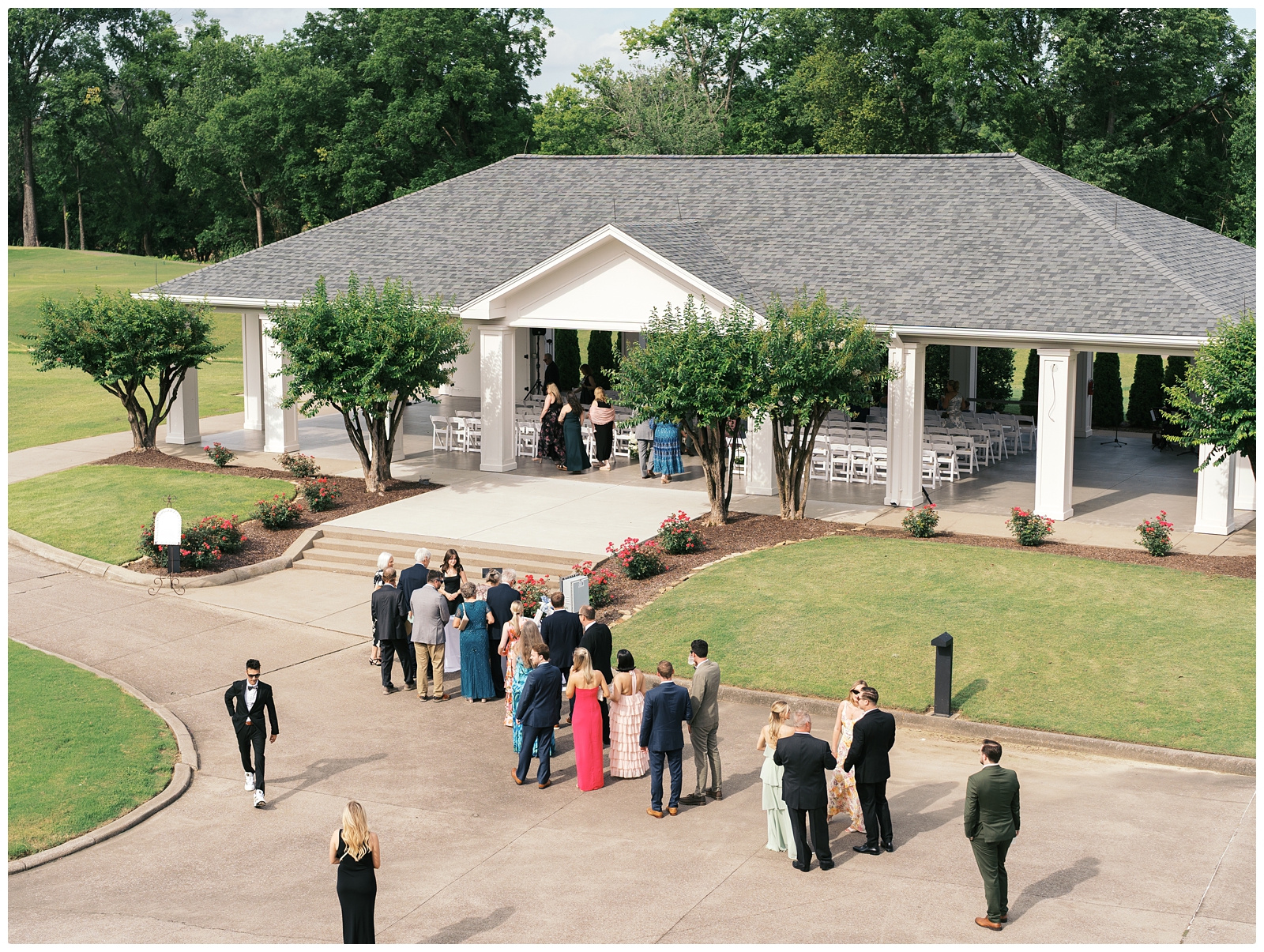 guests arriving to Gaylord springs wedding ceremony